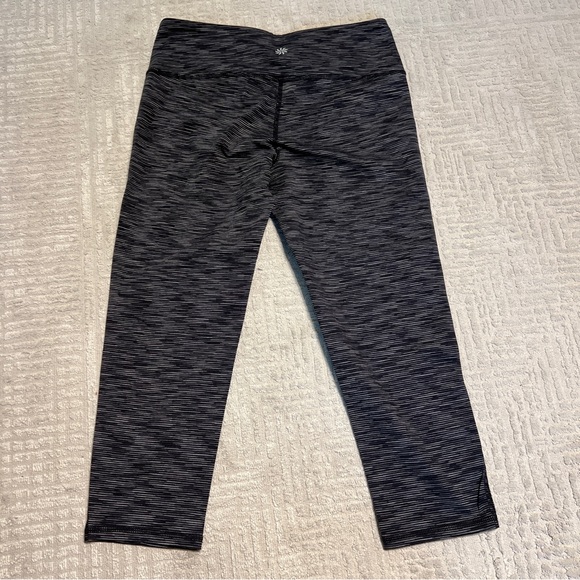 Athleta Energy Chaturanga Black Space Cropped Capri Leggings Women’s Small - Picture 4 of 7